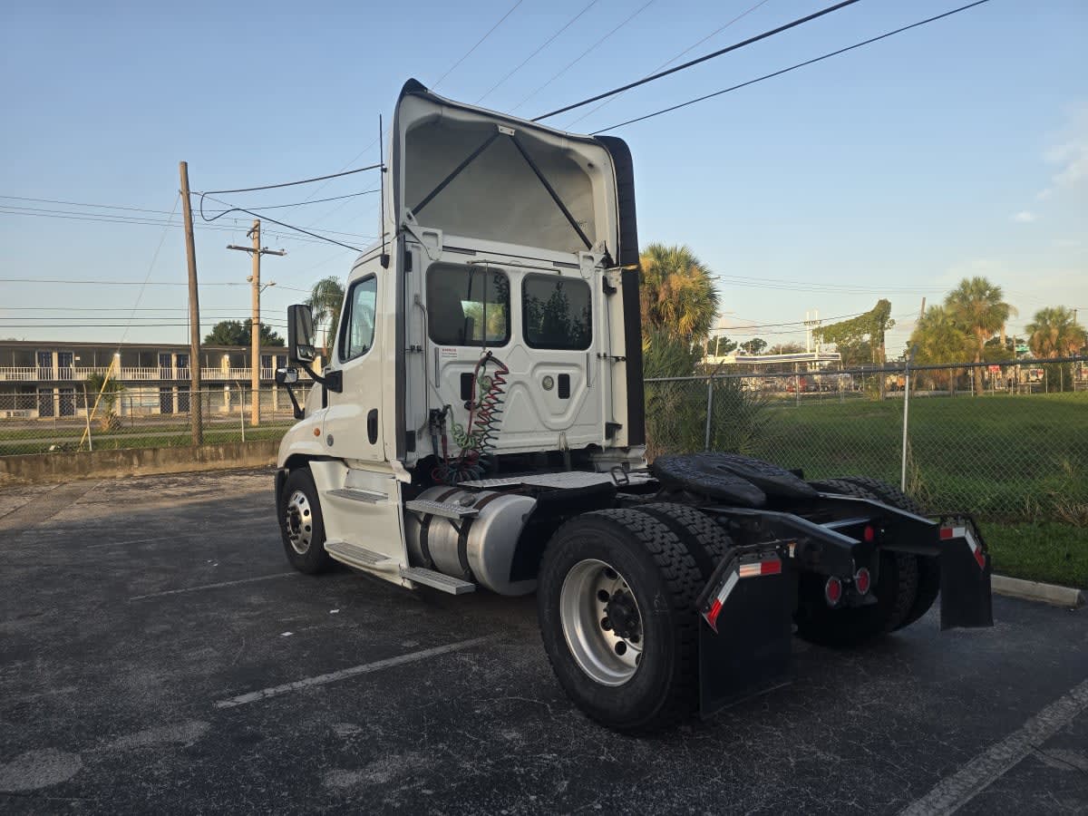 2017 Freightliner Cascadia in Tampa, FL — photo 4