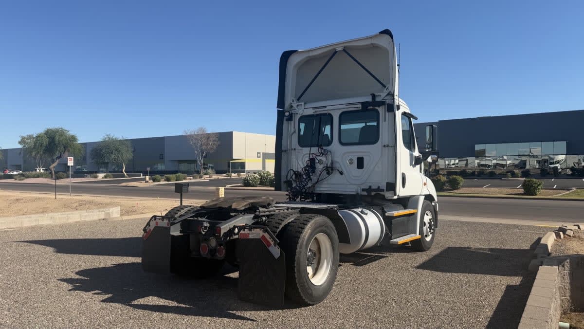 2017 Freightliner Cascadia in Phoenix, AZ — photo 4
