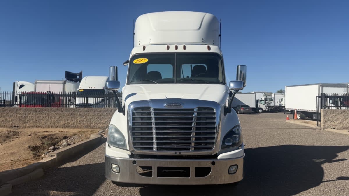 2017 Freightliner Cascadia in Phoenix, AZ — photo 2