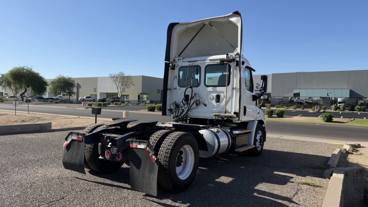 2017 Freightliner Cascadia in Phoenix, AZ — photo 4