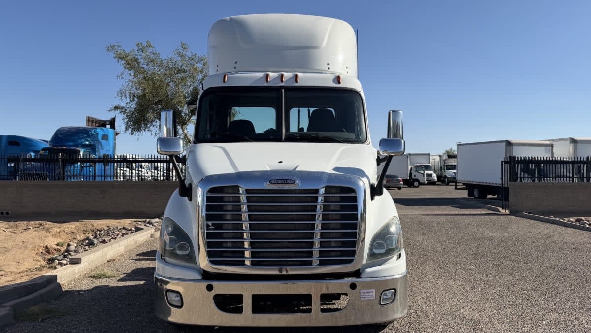 2017 Freightliner Cascadia in Phoenix, AZ — photo 2