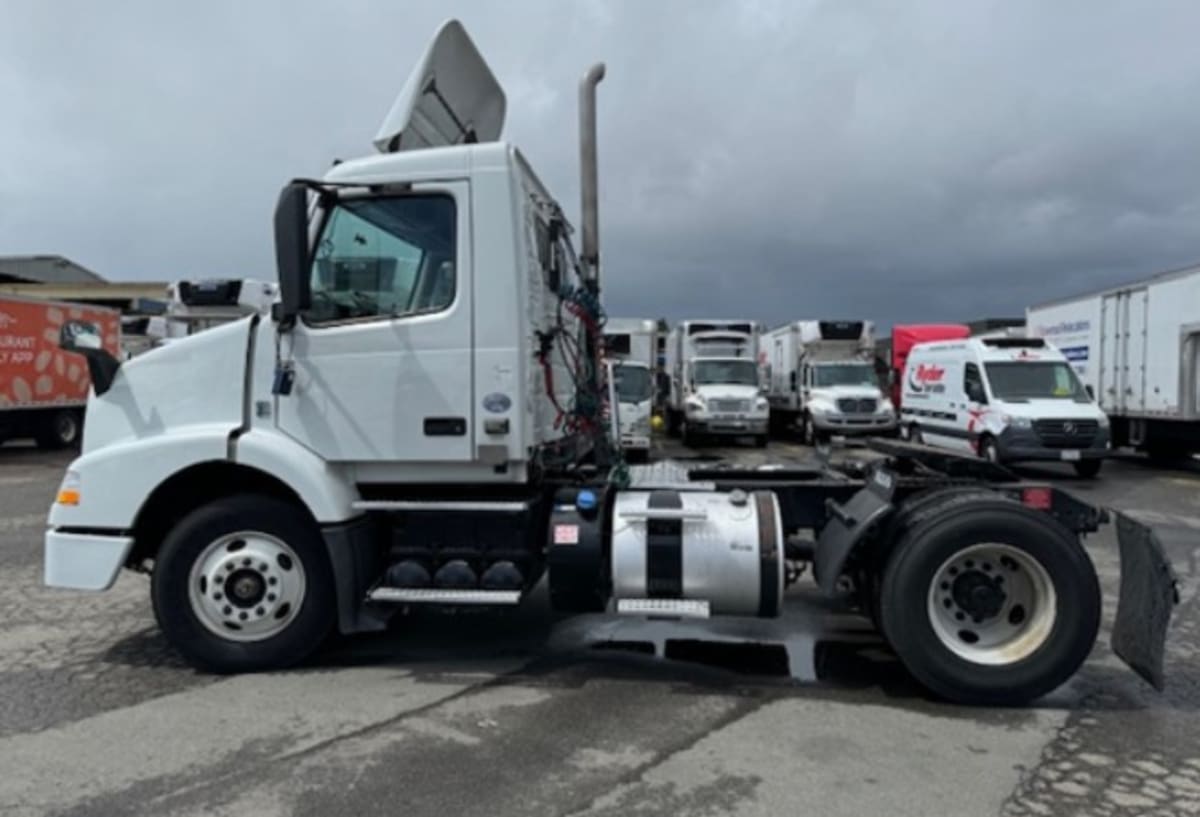 2017 Volvo VNM42TRACTOR 665158