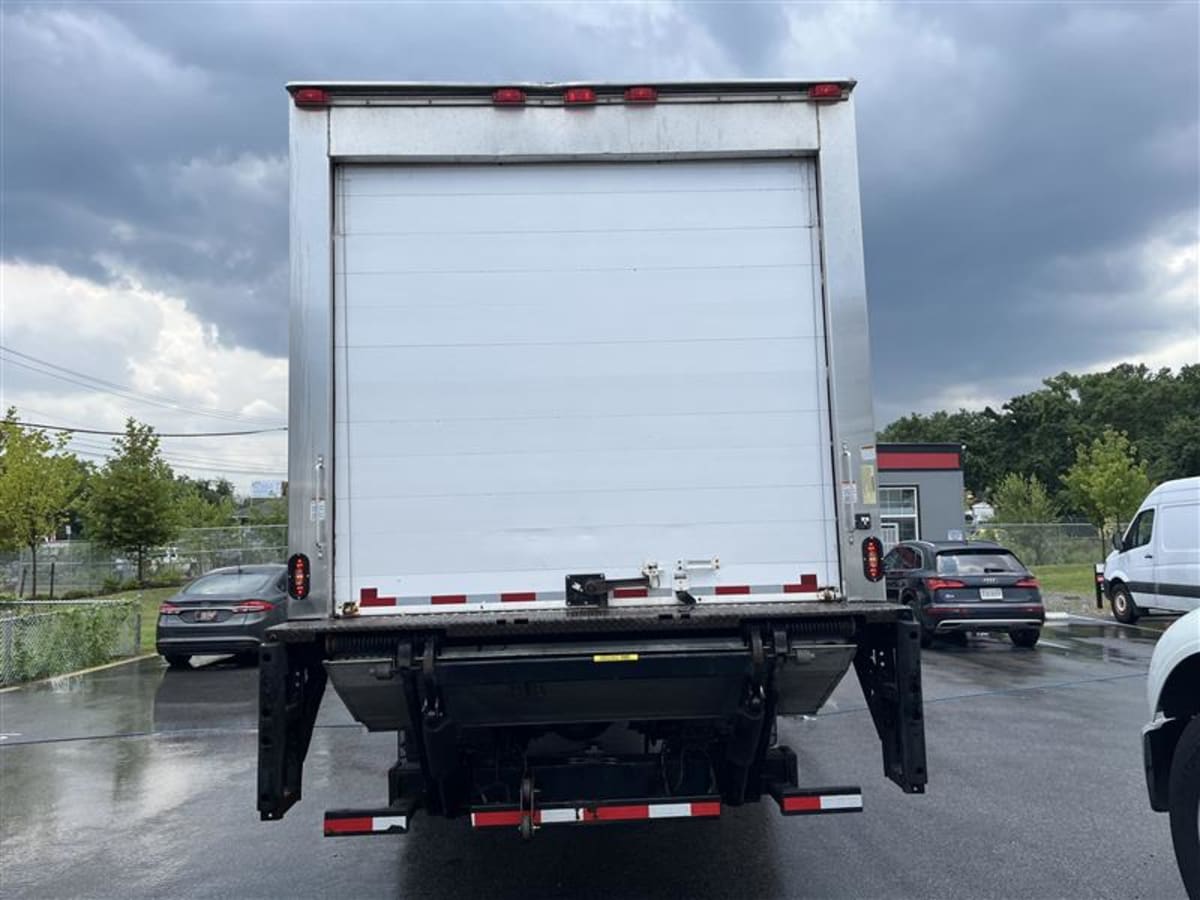 2017 Freightliner M2 106 665360