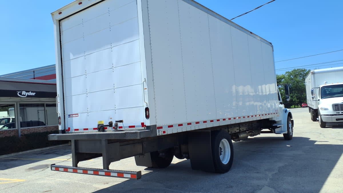 2017 Freightliner M2 106 in Warwick, RI — photo 4