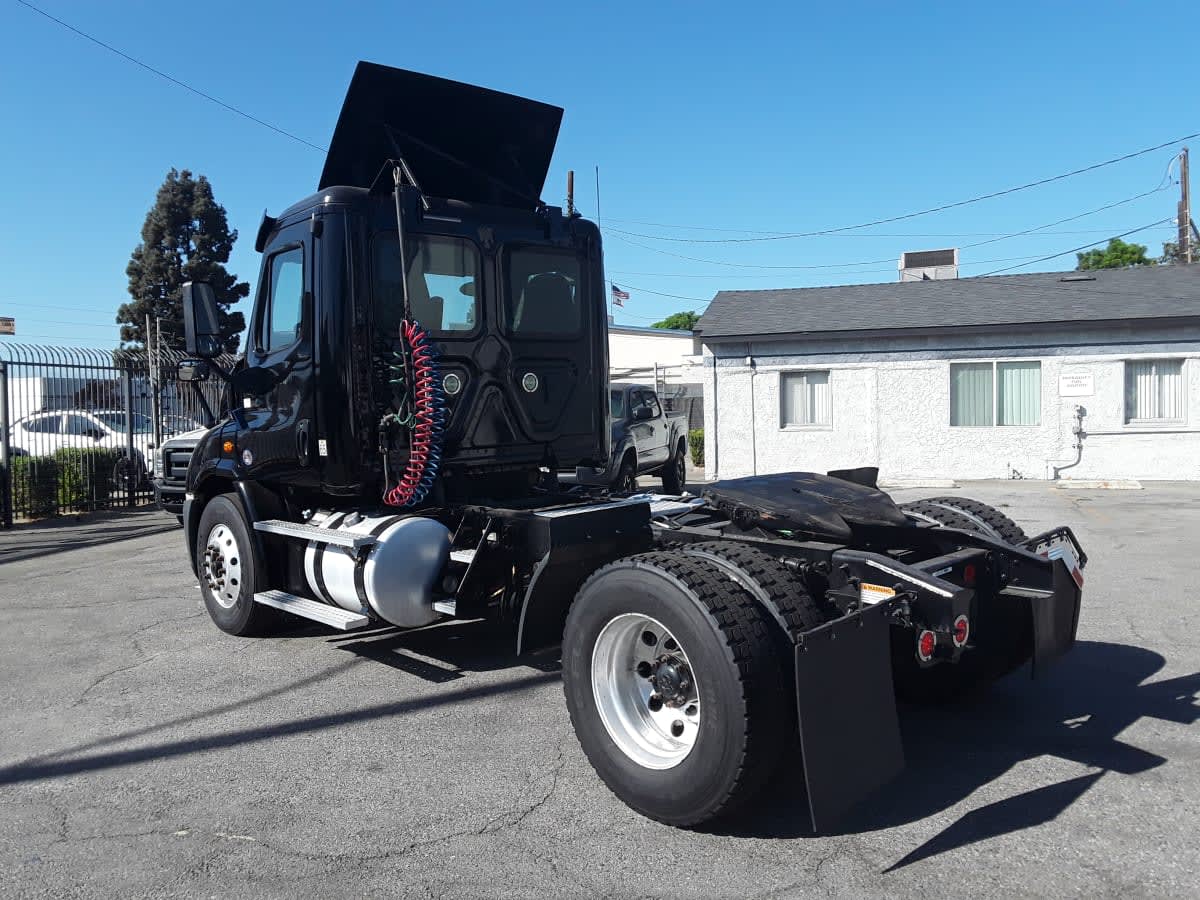 2017 Freightliner Cascadia in Montebello, CA — photo 6