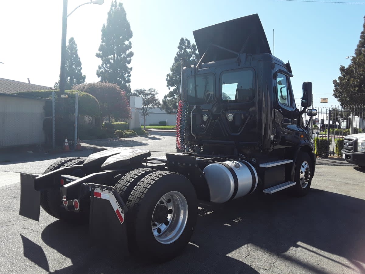 2017 Freightliner Cascadia in Montebello, CA — photo 4