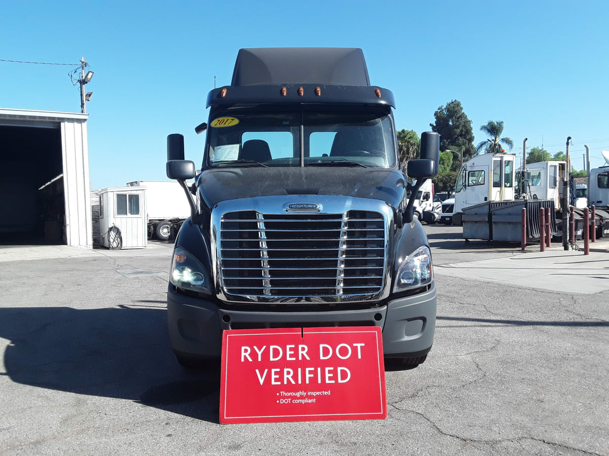2017 Freightliner Cascadia in Montebello, CA — photo 2