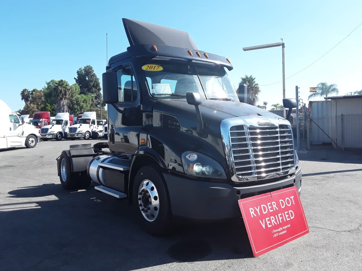 2017 Freightliner Cascadia in Montebello, CA — photo 3