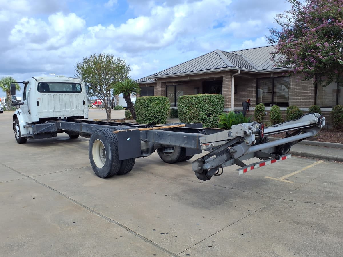 2016 Freightliner M2 106 in Houston, TX — photo 6