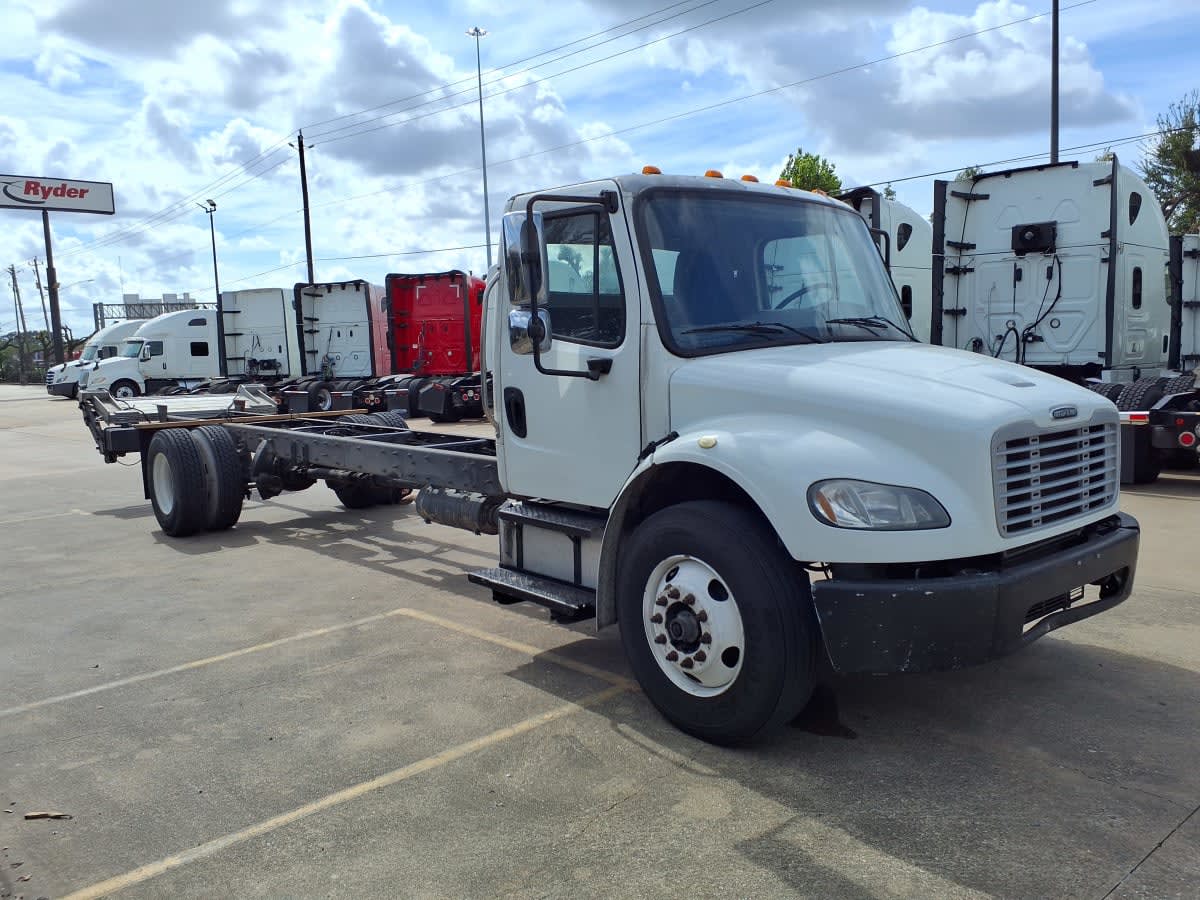 2016 Freightliner M2 106 in Houston, TX — photo 3
