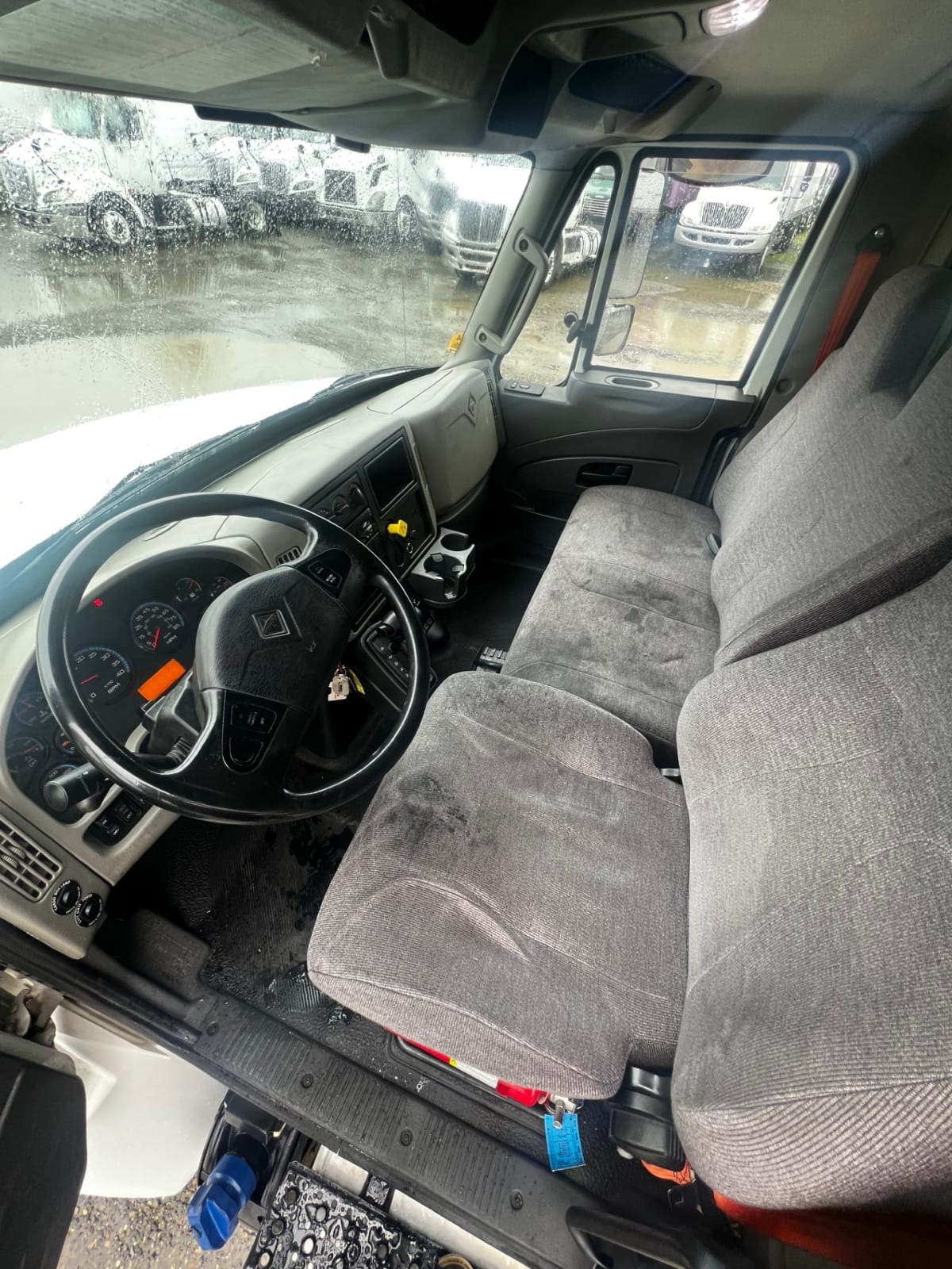 2017 International 4300 - image 8