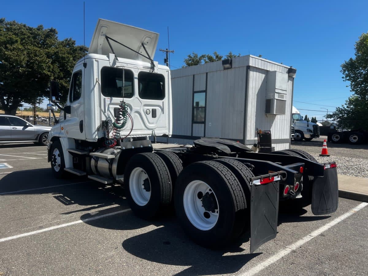 2016 Freightliner Cascadia in West Sacramento, CA — photo 6
