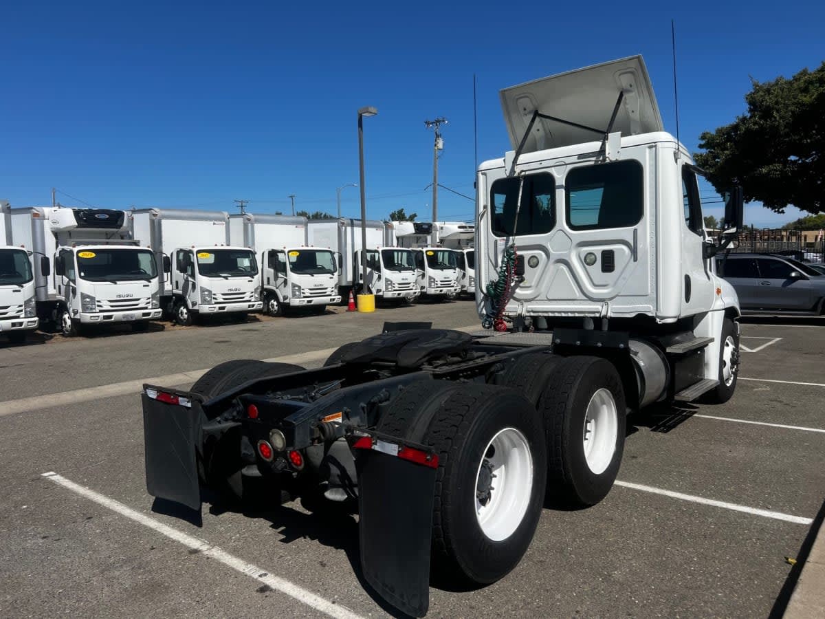 2016 Freightliner Cascadia in West Sacramento, CA — photo 4