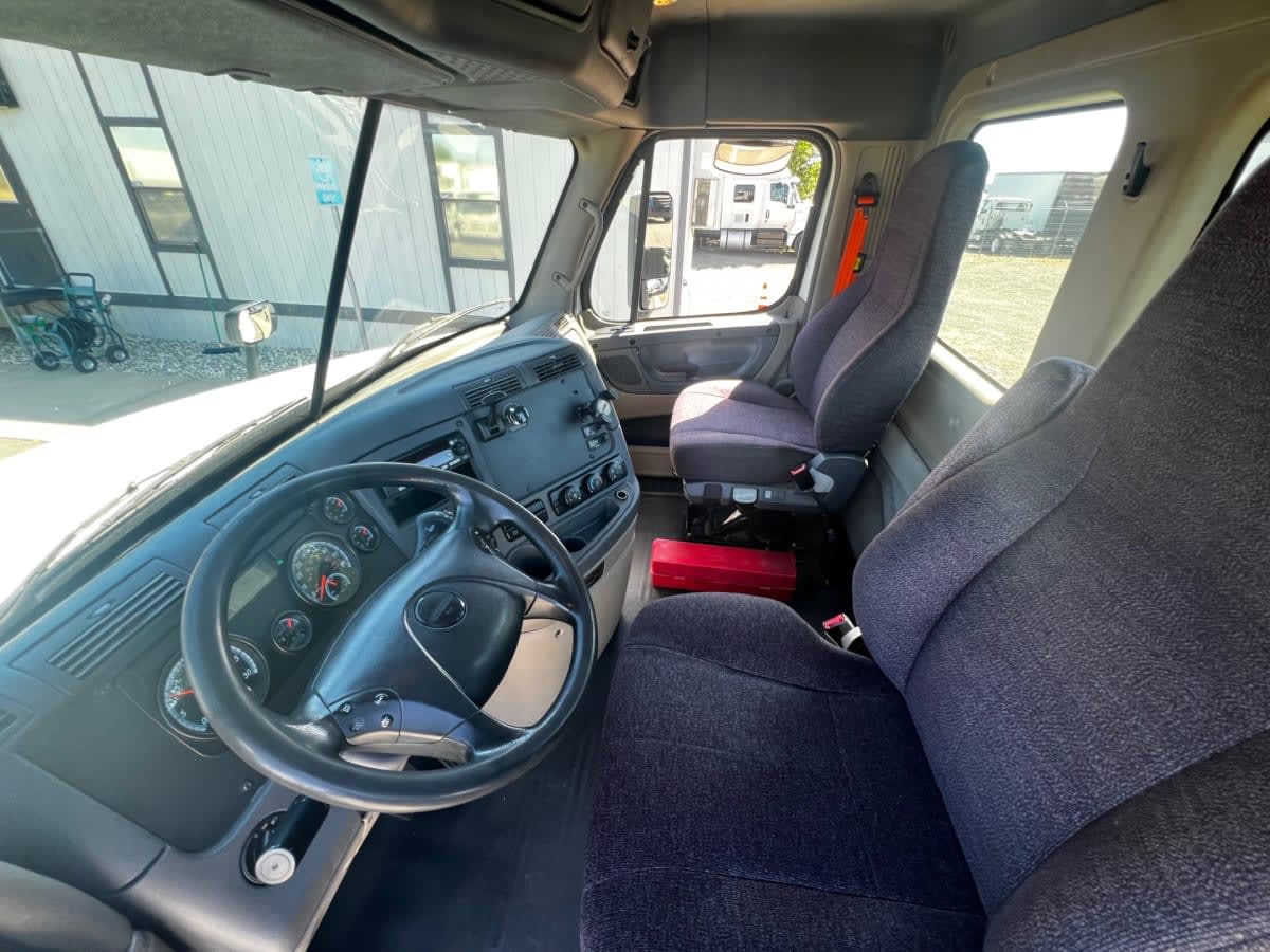 2016 Freightliner Cascadia in West Sacramento, CA — photo 7
