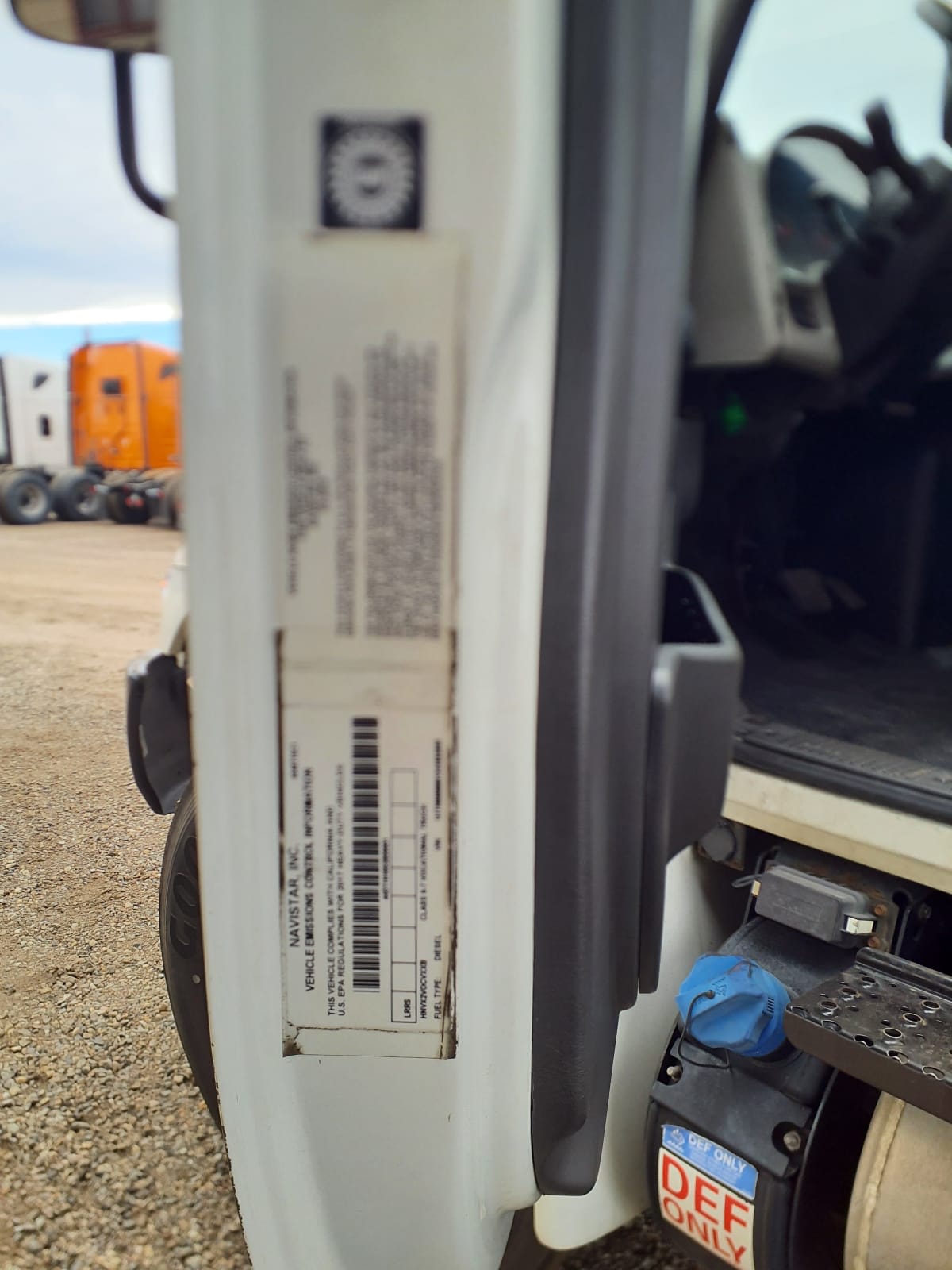 2017 International 4300 - image 14