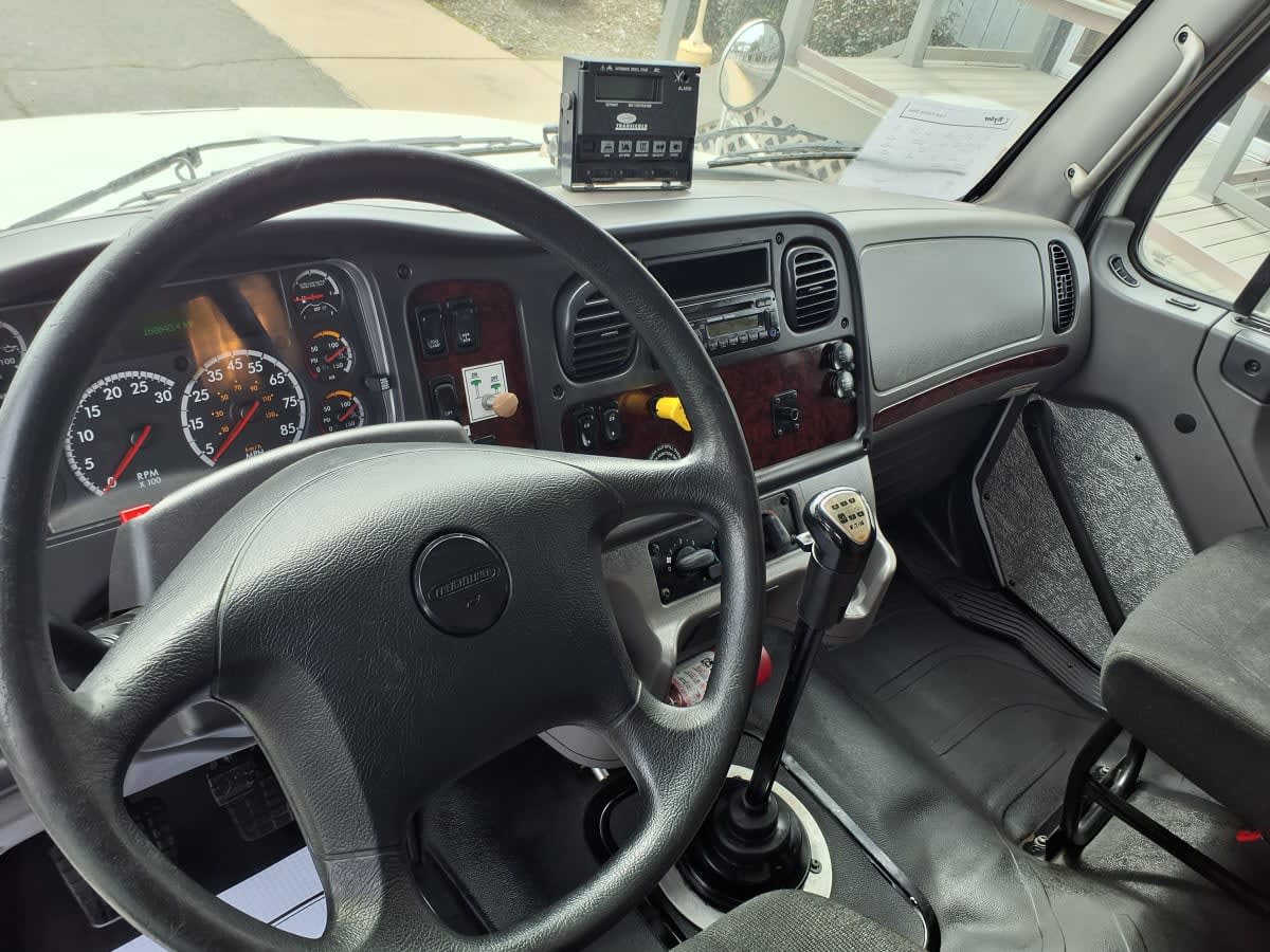 2017 Freightliner/Mercedes M2 106 670838