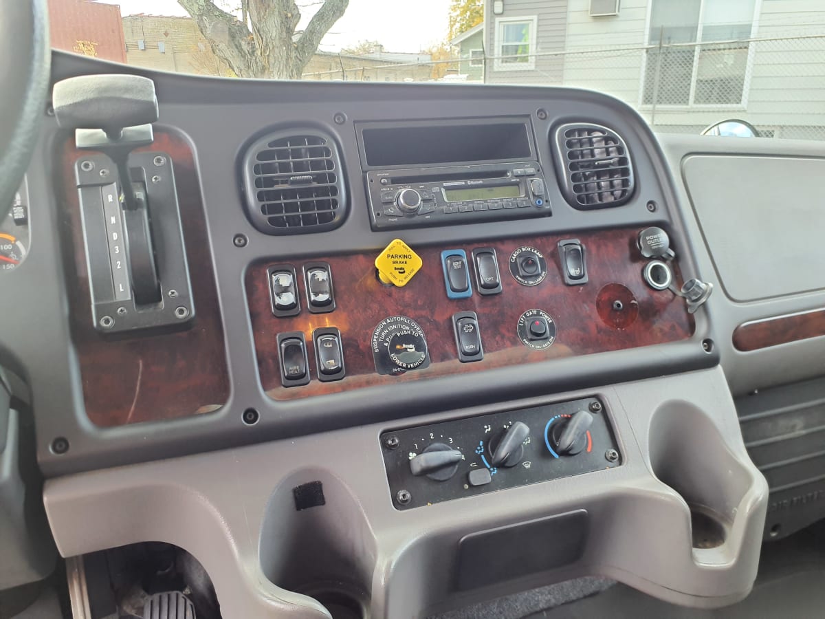 2017 Freightliner/Mercedes M2 106 670896