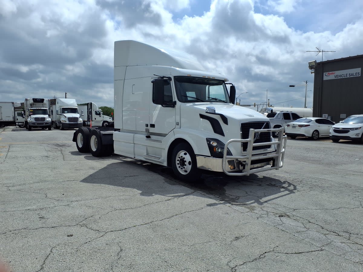 2017 Volvo - image 3