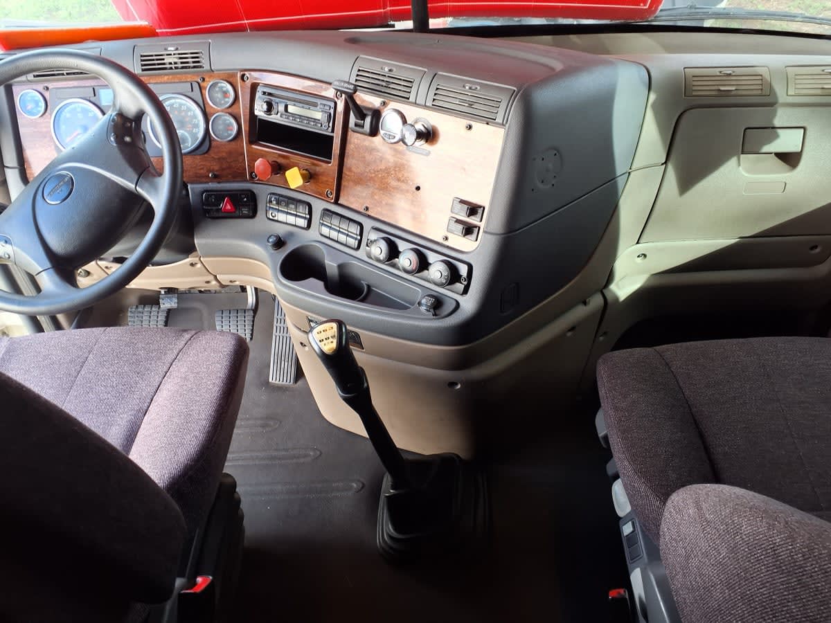 2017 Freightliner - image 7