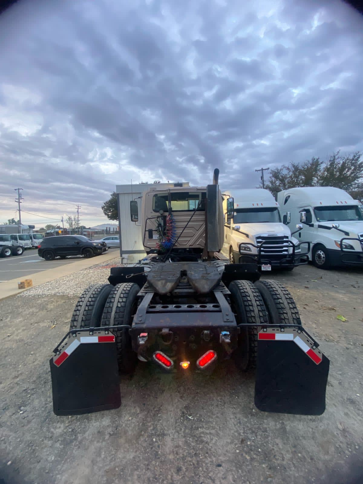 2017 International - image 5