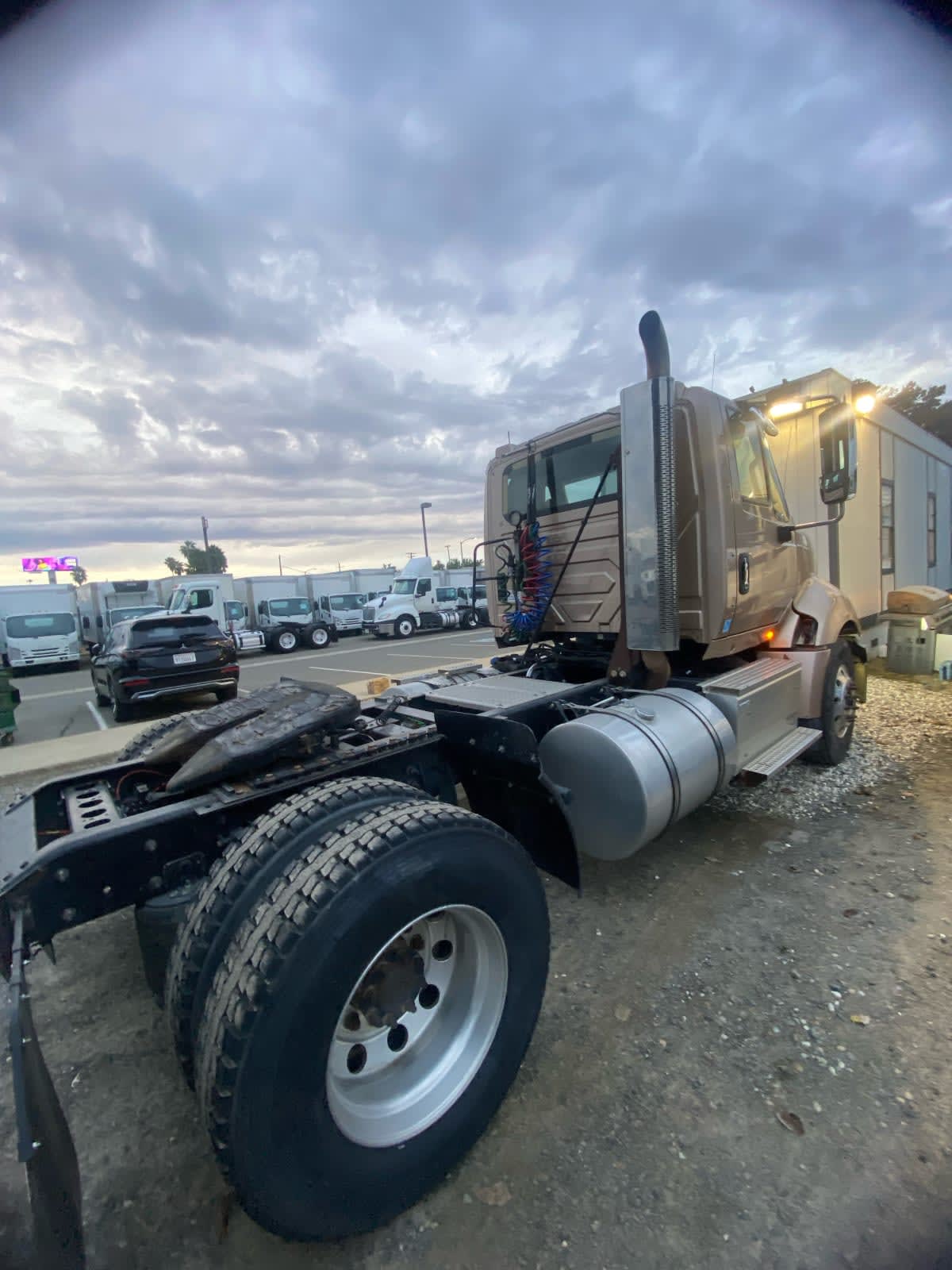 2017 International - image 4