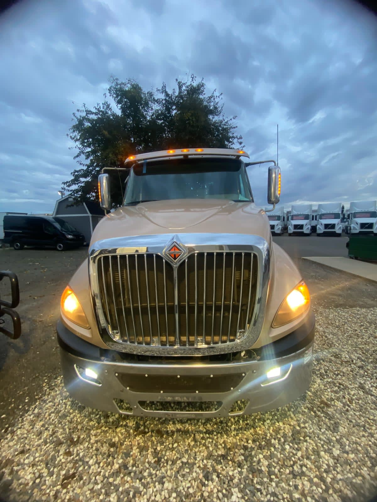 2017 International - image 2