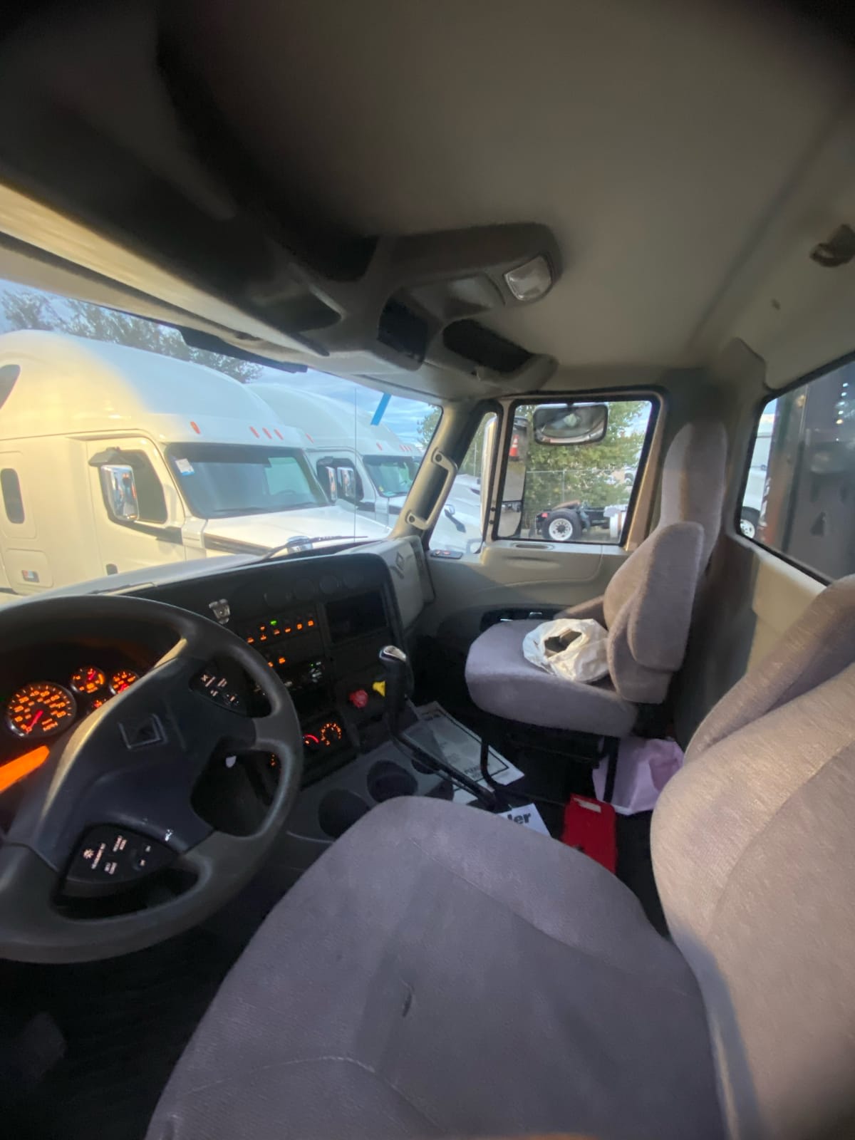 2017 International - image 7