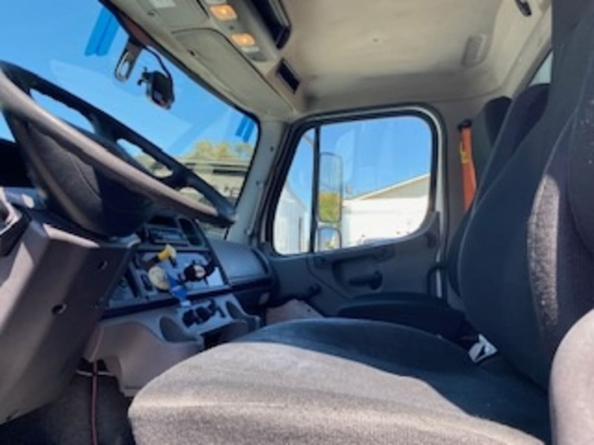 2017 Freightliner/Mercedes M2 106 674056