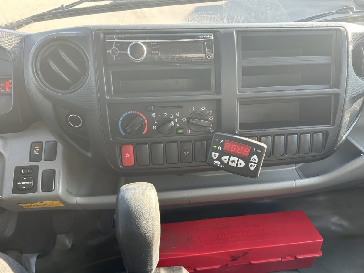 2017 Hino HINO 195 674756