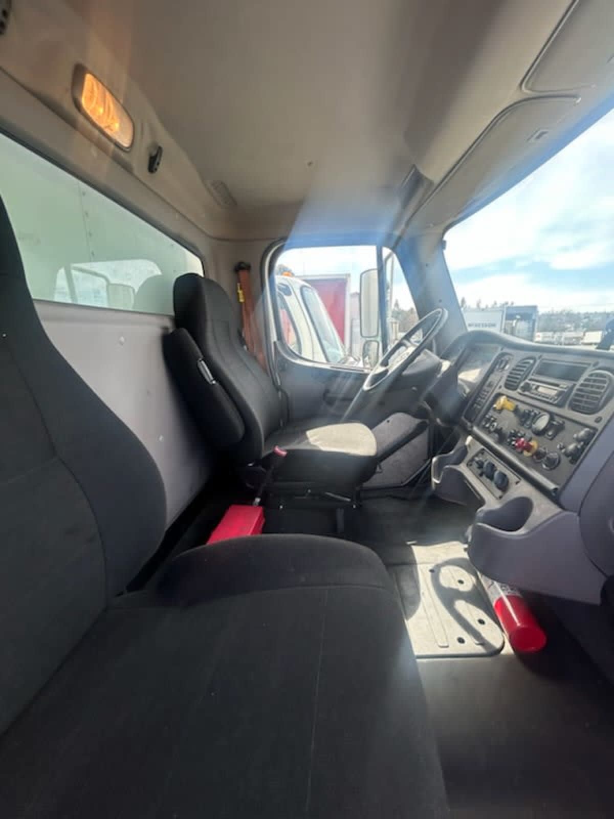 2017 Freightliner/Mercedes M2 106 674910