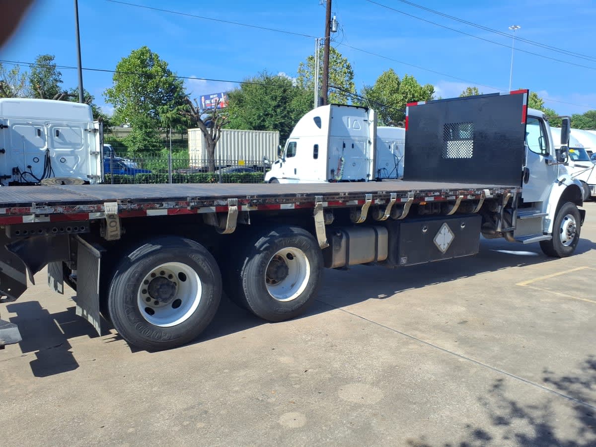 2017 Freightliner M2 106 in Houston, TX — photo 4