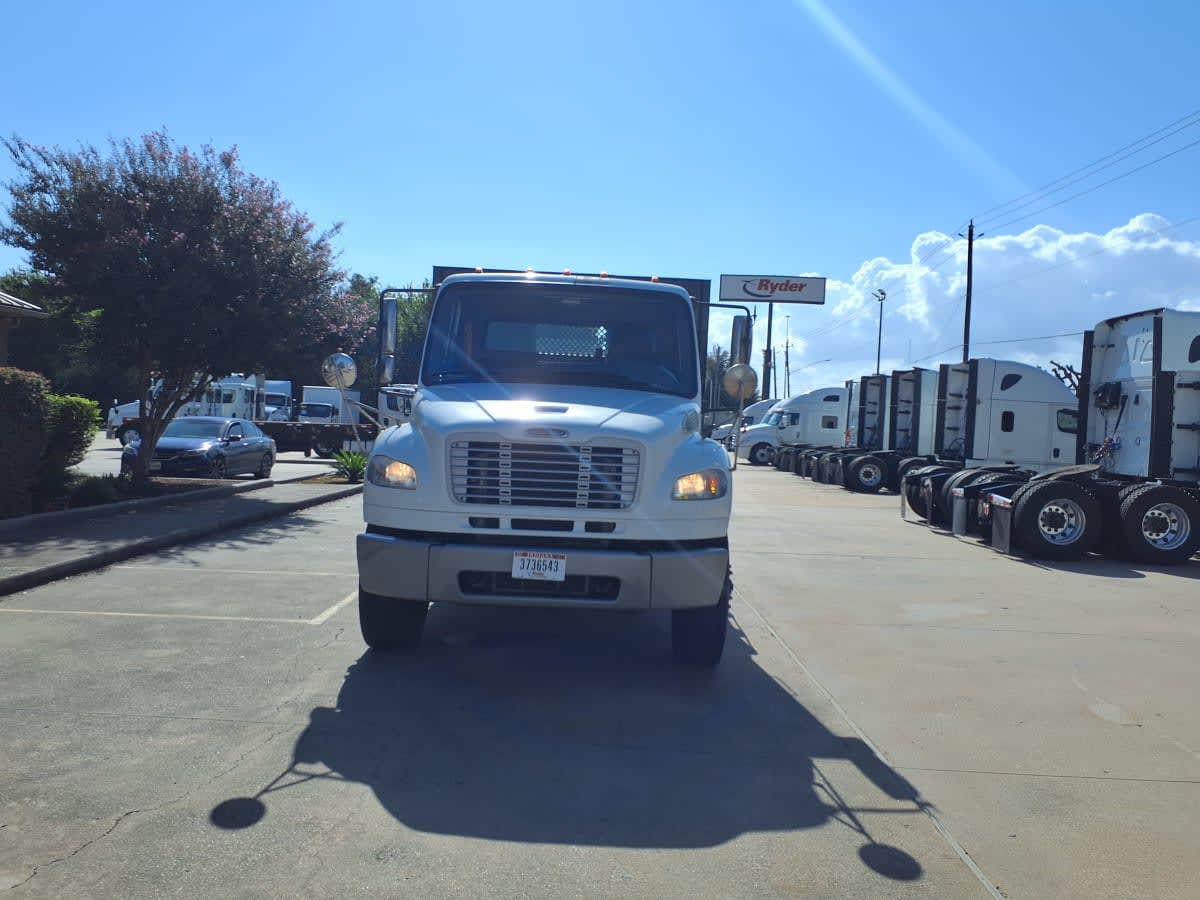 2017 Freightliner M2 106 in Houston, TX — photo 2