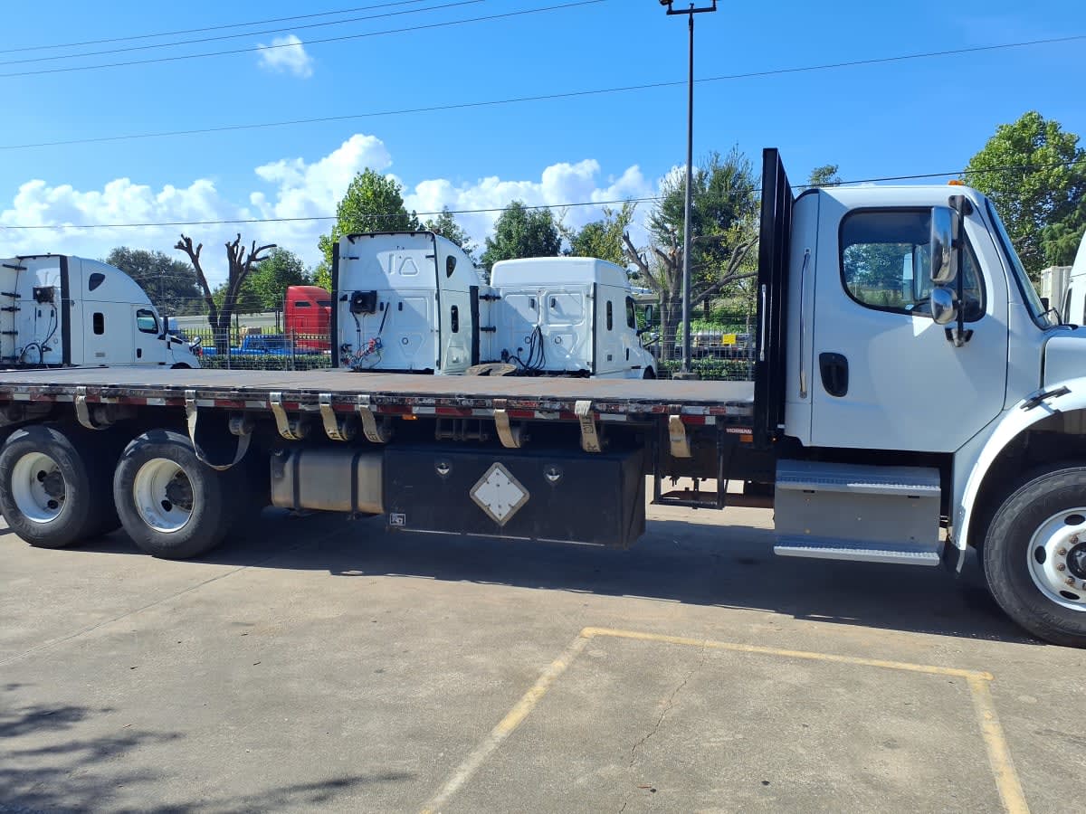 2017 Freightliner M2 106 in Houston, TX — photo 3