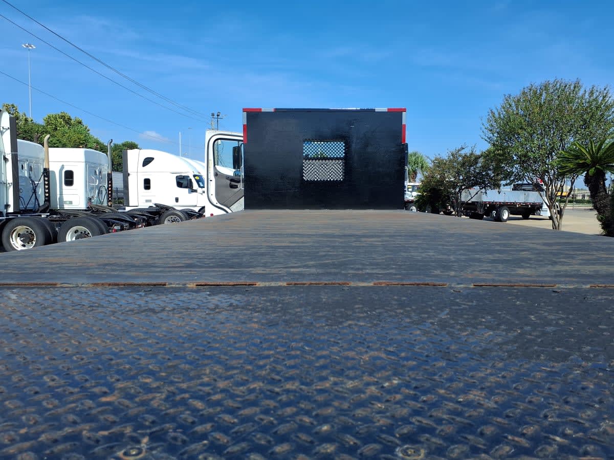 2017 Freightliner M2 106 in Houston, TX — photo 8