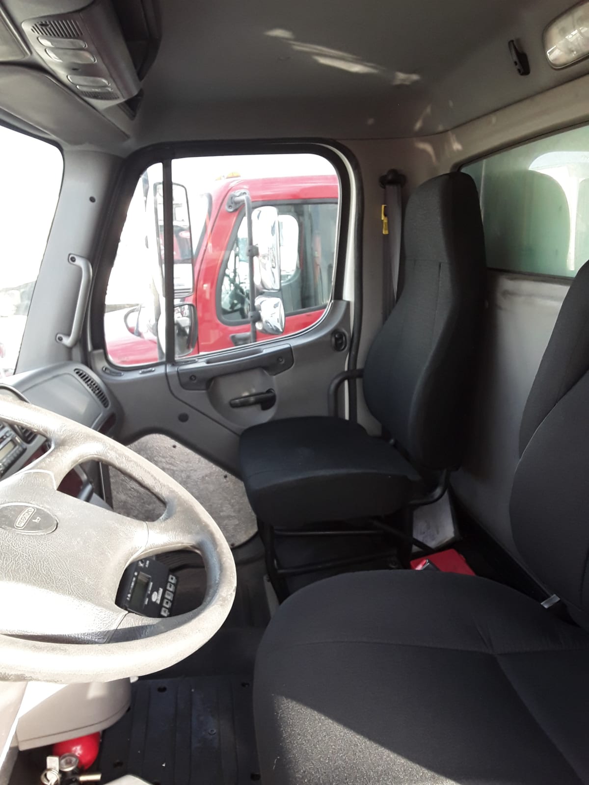 2017 Freightliner M2 106 675699