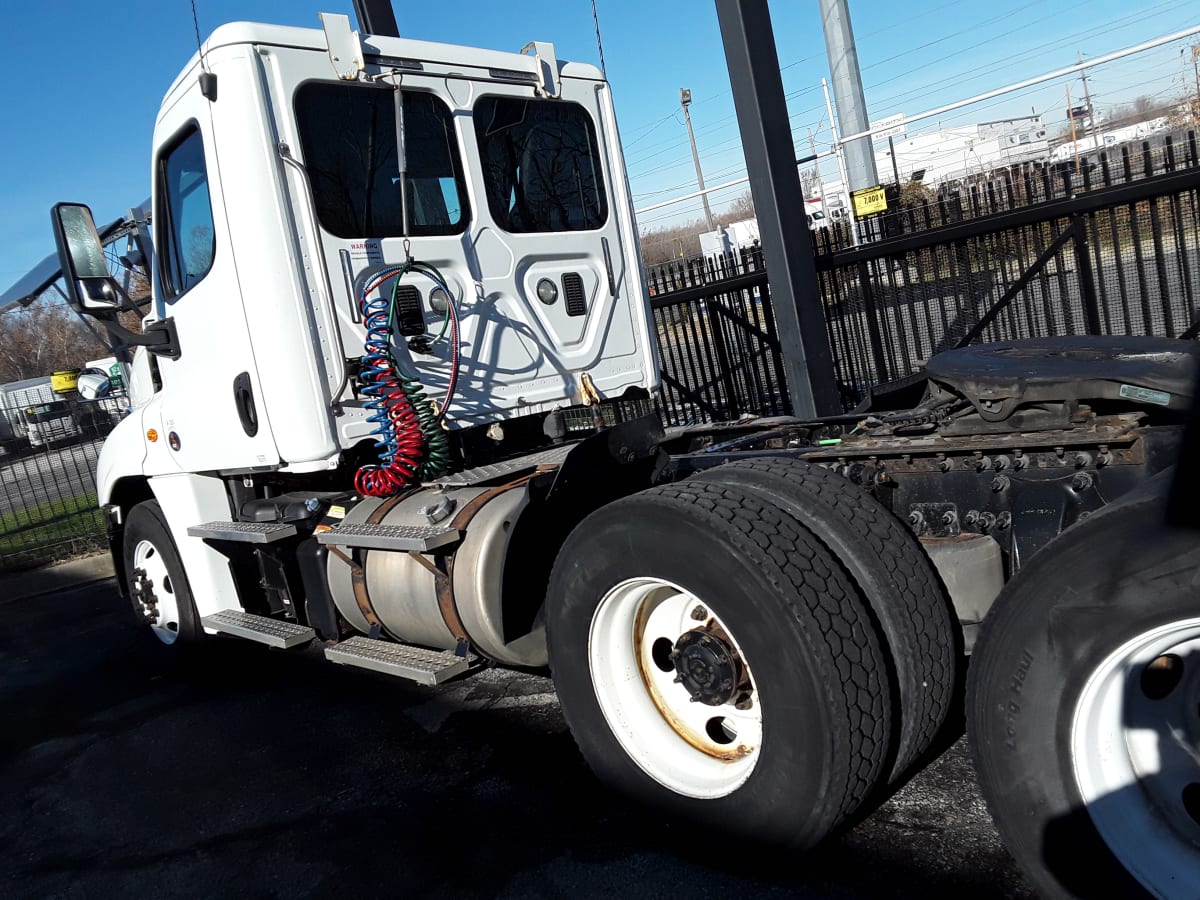 2017 Freightliner/Mercedes CASCADIA 125 677370