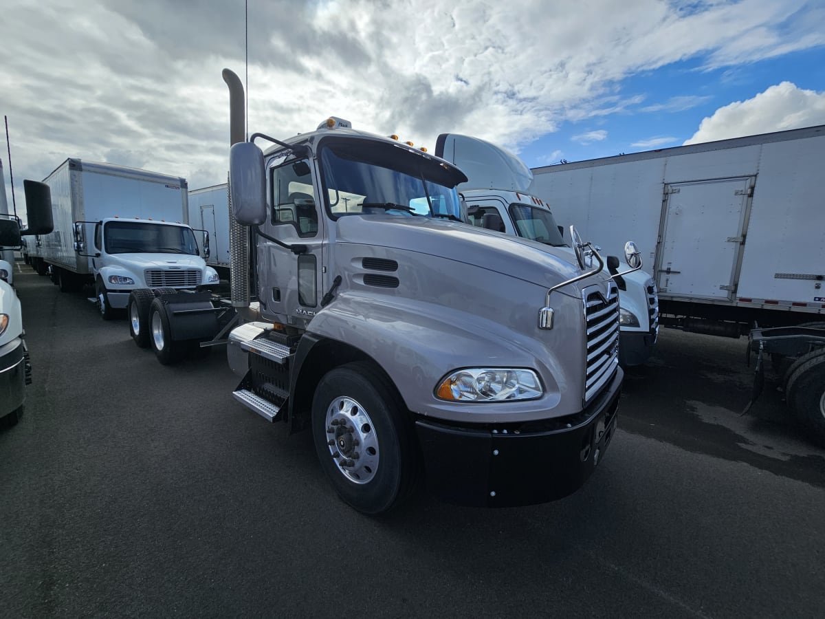 2017 Mack Trucks, Inc. CXU600 677398
