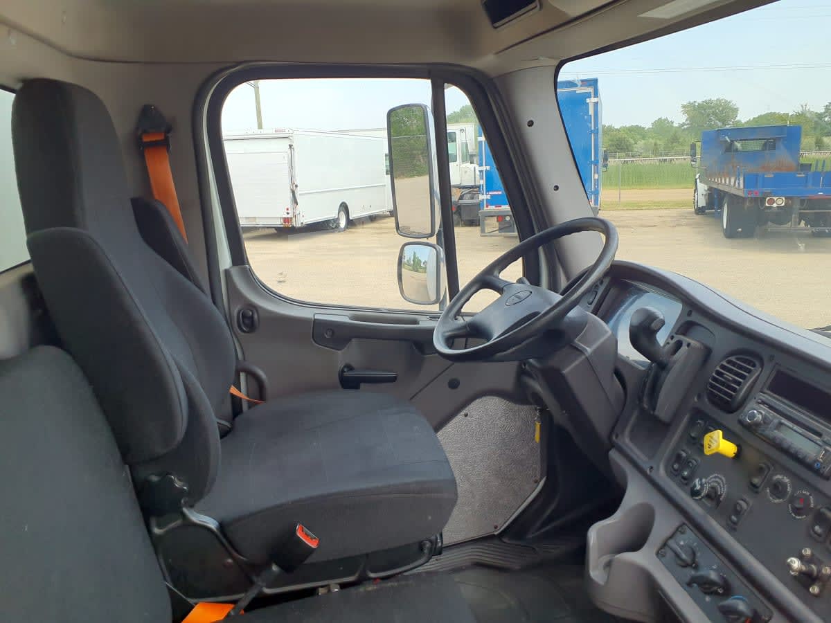 2017 Freightliner M2 106 677591
