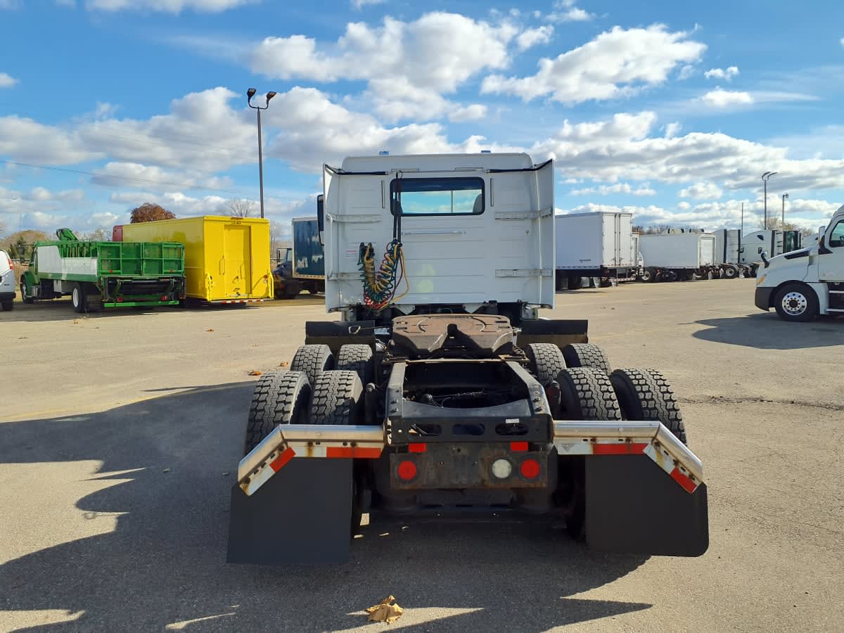 2017 Volvo - image 5