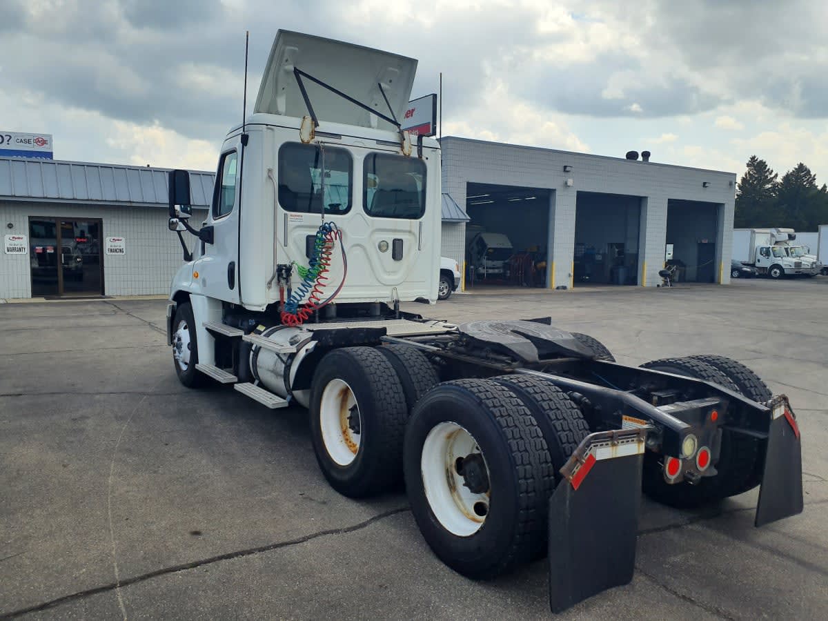 2017 Freightliner Cascadia in Oak Creek, WI — photo 6
