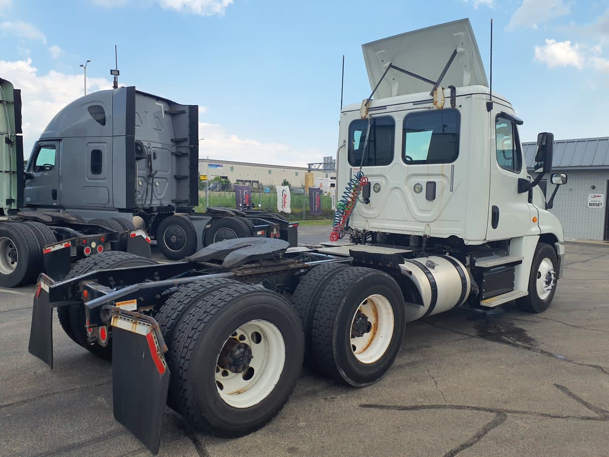 2017 Freightliner Cascadia in Oak Creek, WI — photo 4