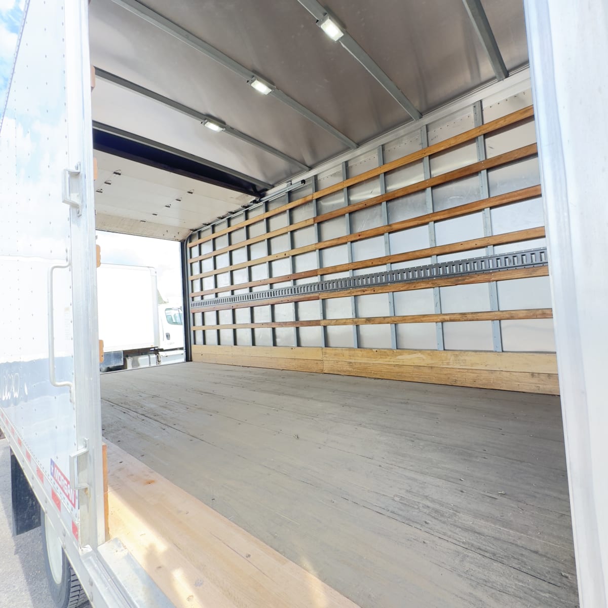 2017 Isuzu NQR 679566