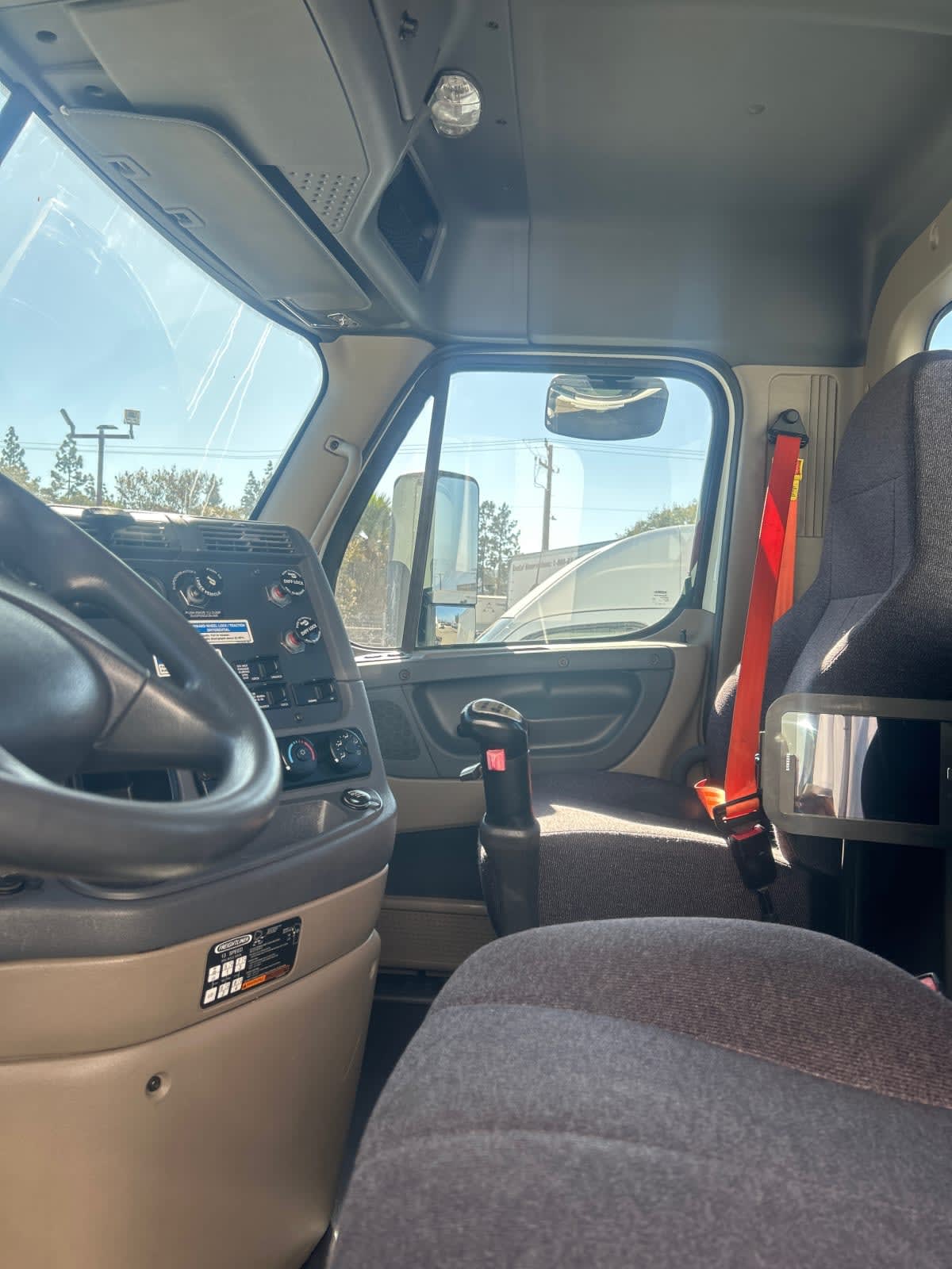 2017 Freightliner Cascadia in Pomona, CA — photo 7
