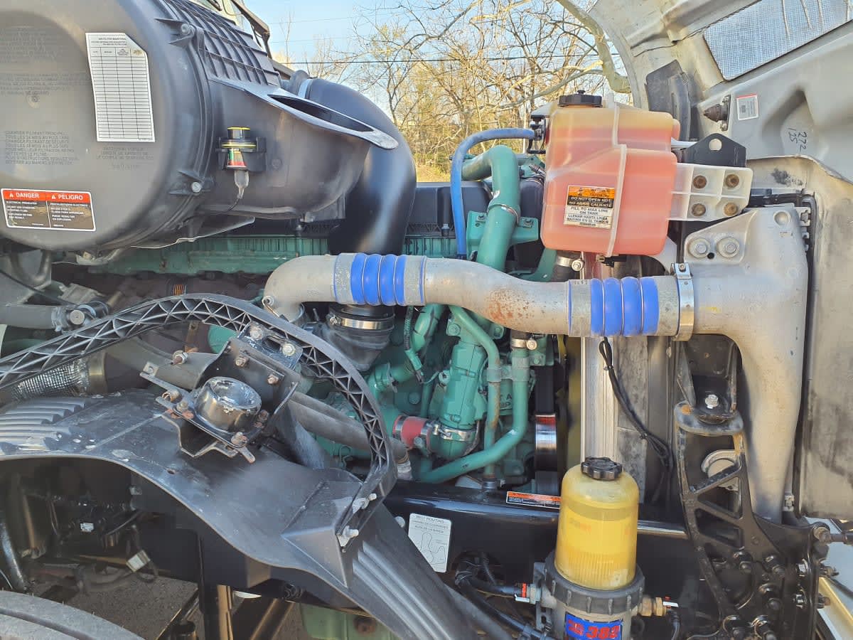 2017 Volvo - image 10