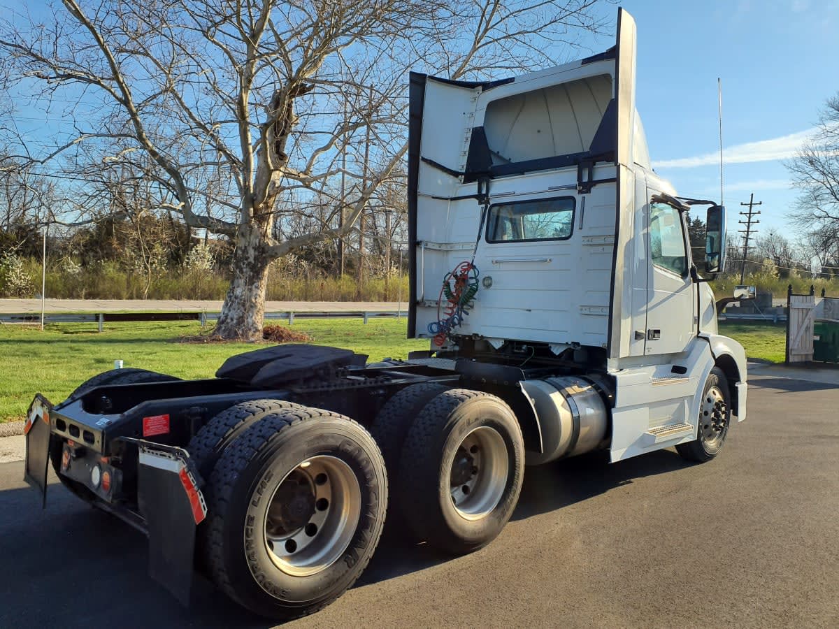 2017 Volvo - image 4