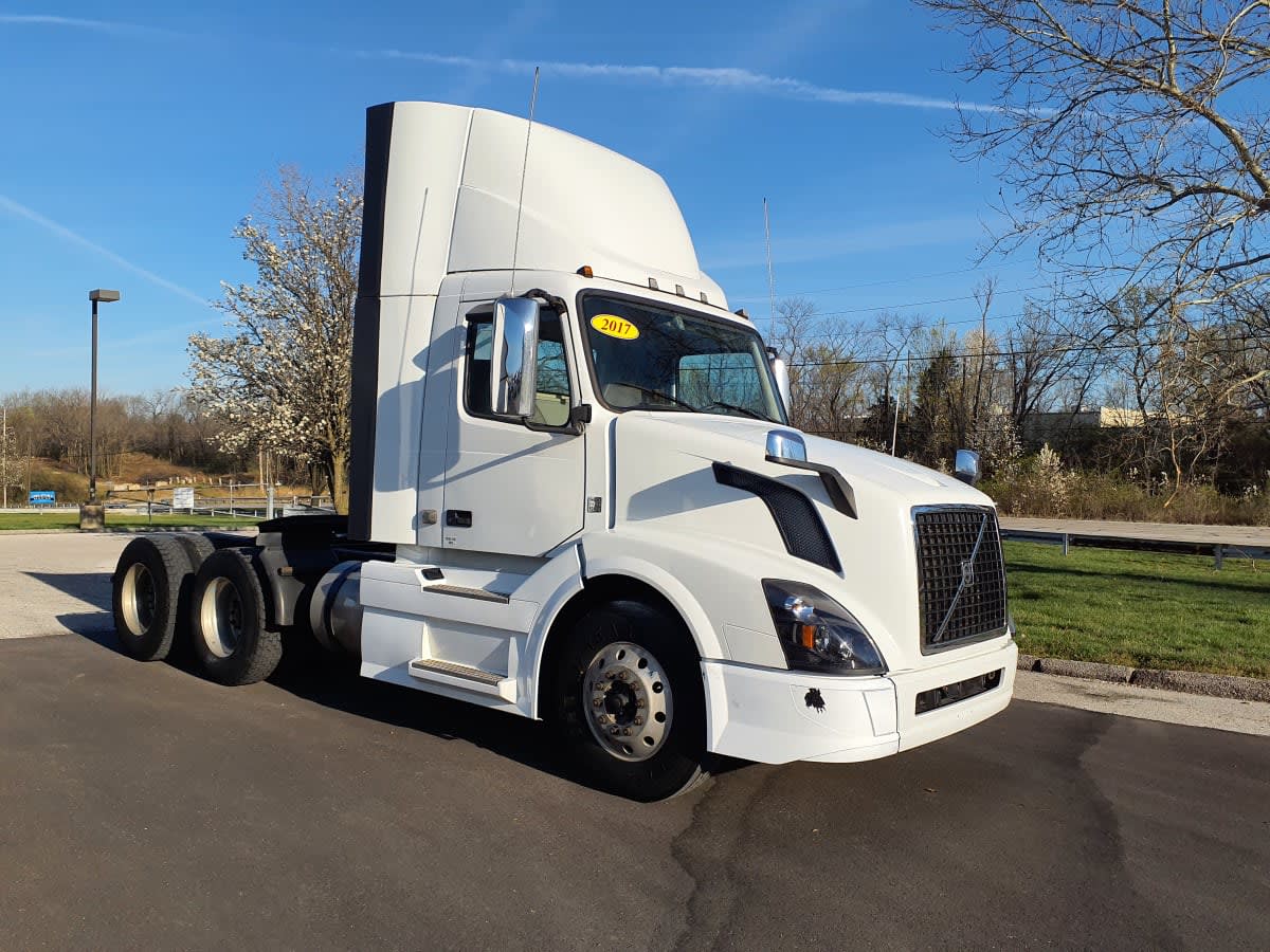 2017 Volvo - image 3