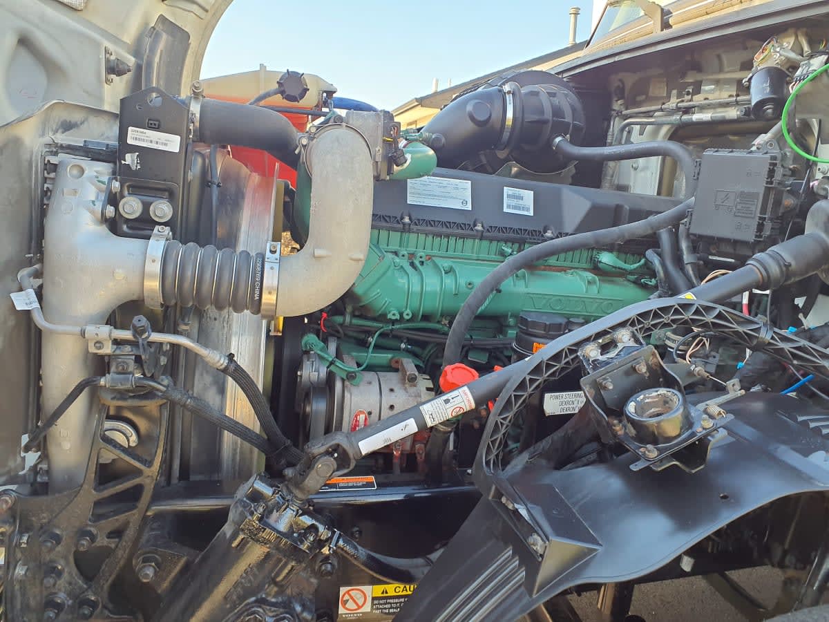 2017 Volvo - image 8