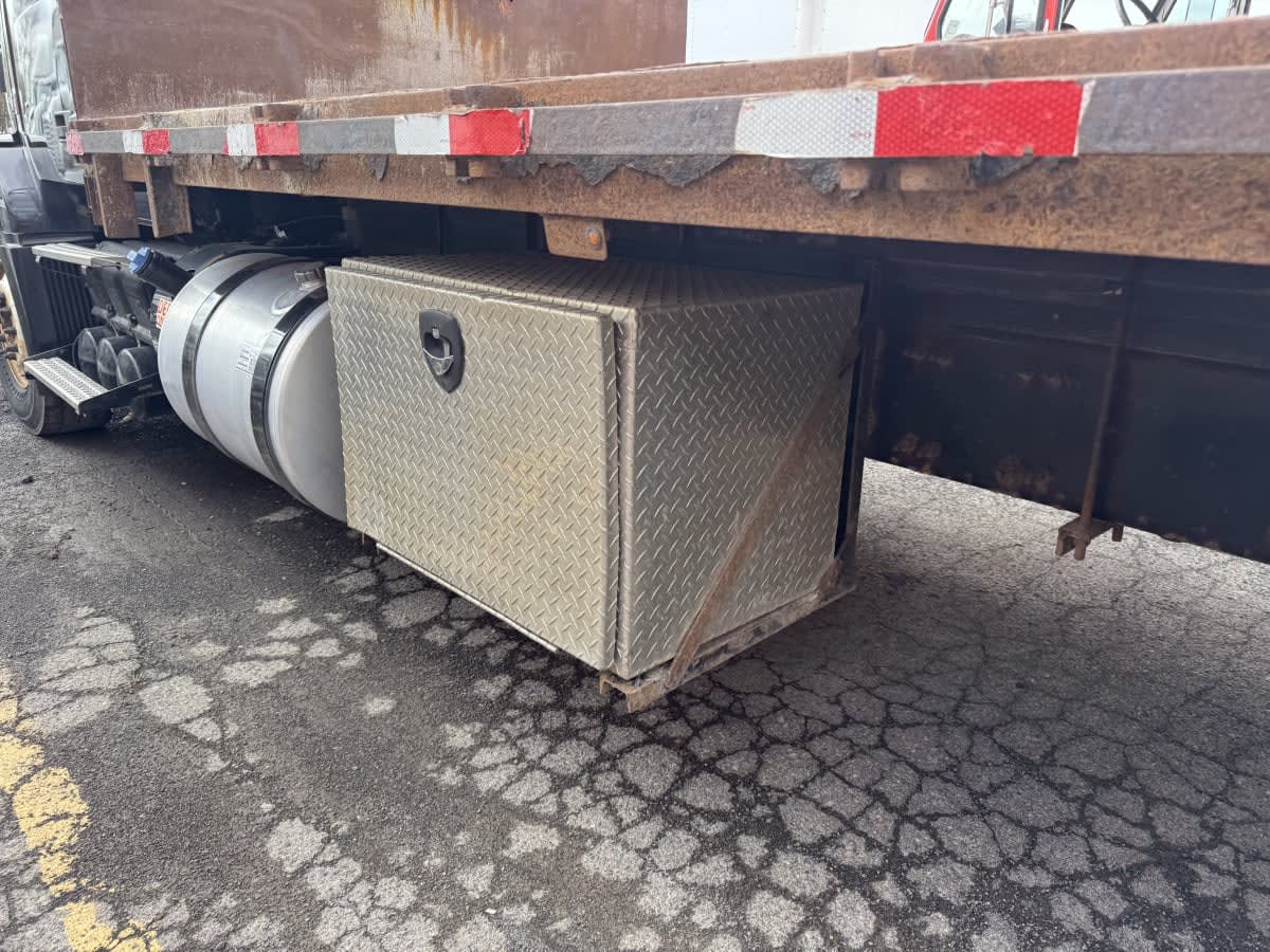 2018 Volvo - image 5