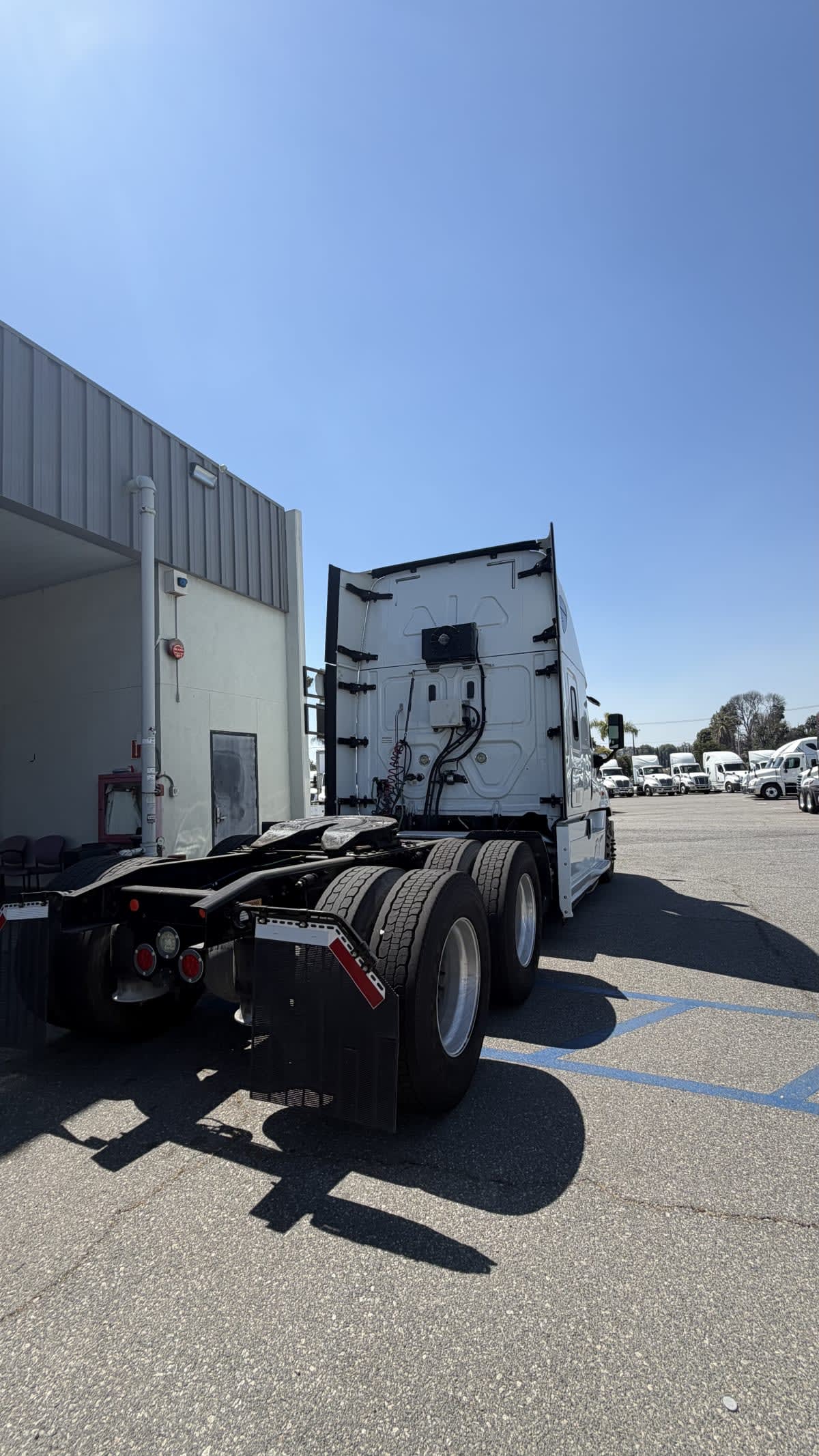 2018 Freightliner Cascadia in Pomona, CA — photo 4