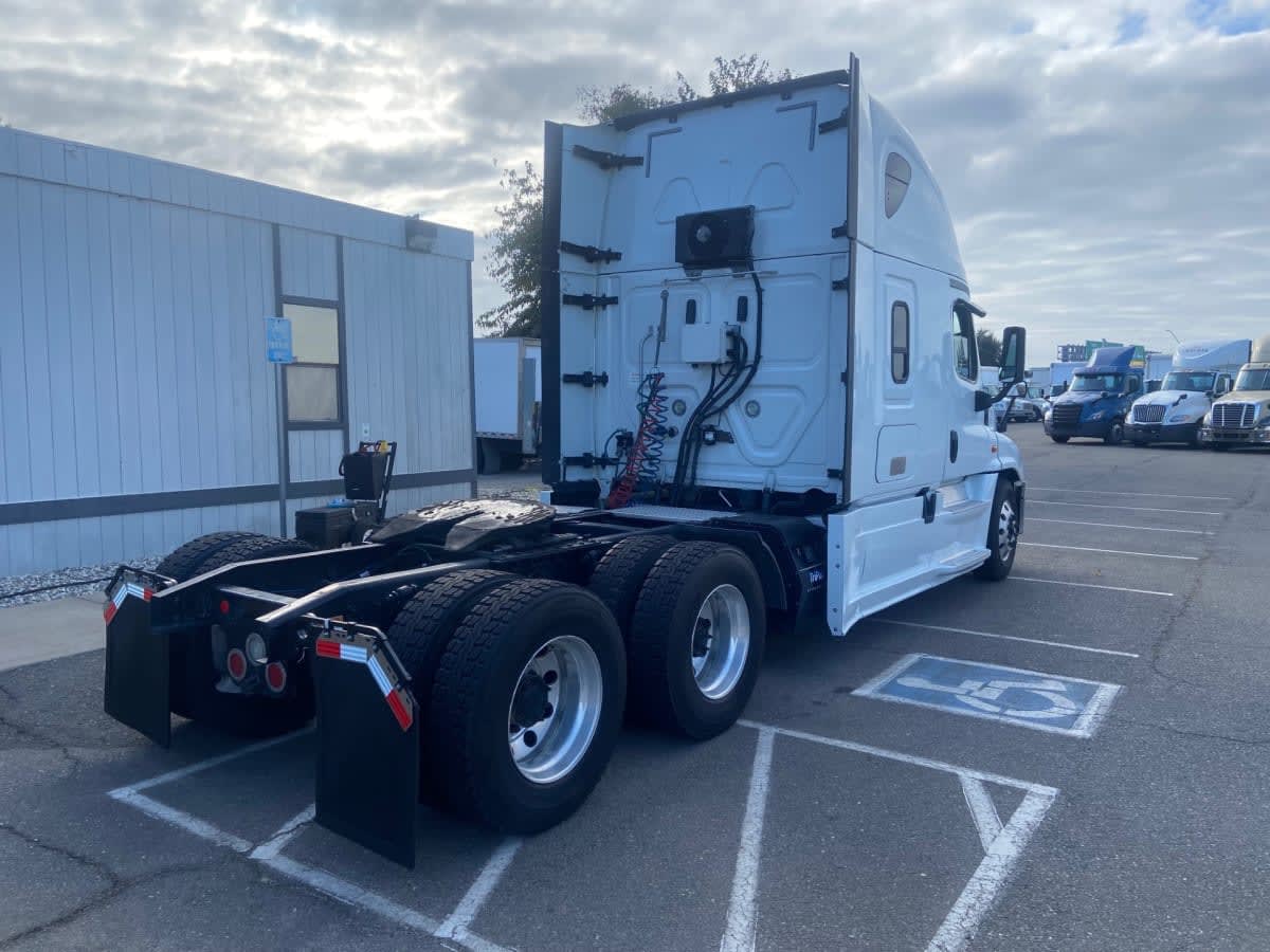 2018 Freightliner Cascadia in West Sacramento, CA — photo 4